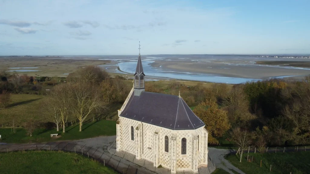 chapelle des marins à Saint Valery-sur-Somme avec vue sur la baie de Somme