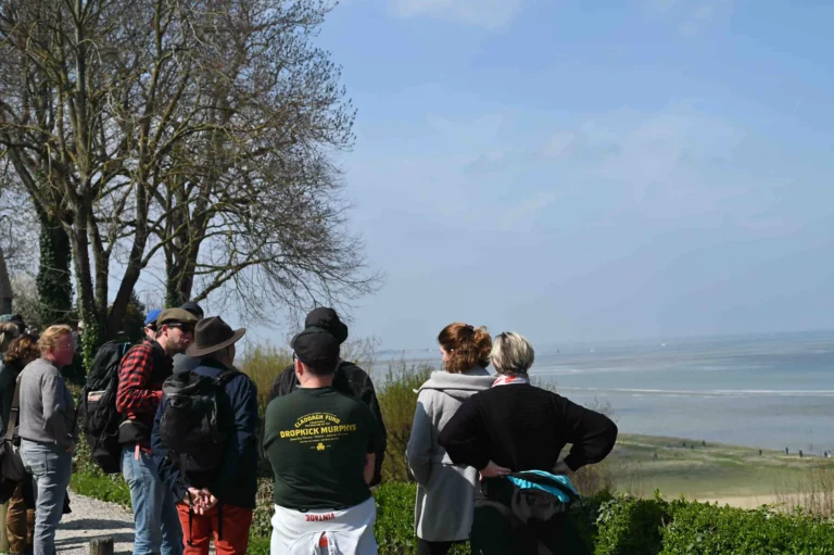Visite de Saint Valery-sur-Somme, groupe observant la baie à la porte Jeanne D'Arc