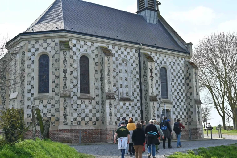 Groupe au pied de la chapelle des marins durant une visite sur l'histoire de Saint Valery-sur-Somme