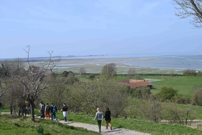 Groupe en visite sur la ville de Saint Valery-sur-Somme qui descend depuis la chapelle des marins vers le Cap Hornu