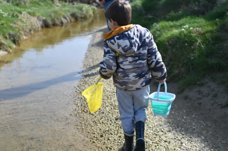 enfants avec seau et épuisette en baie de somme