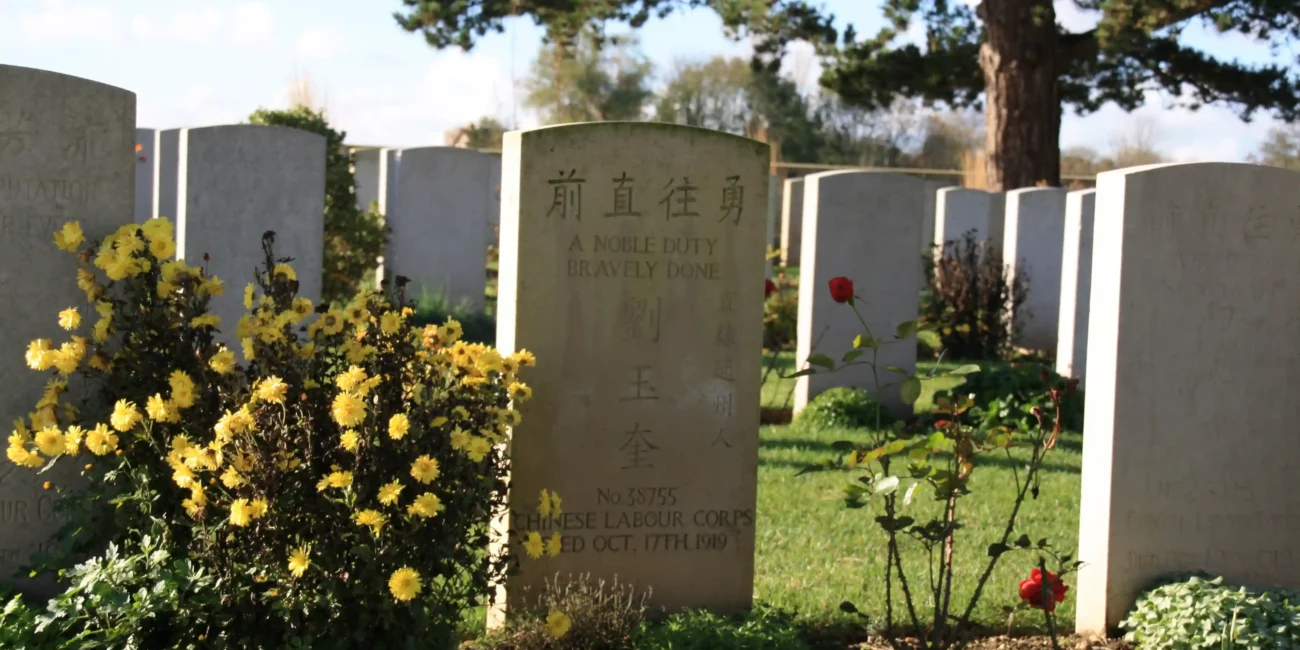 Tombes commémoratives au cimetière chinois de Nolette en baie de Somme
